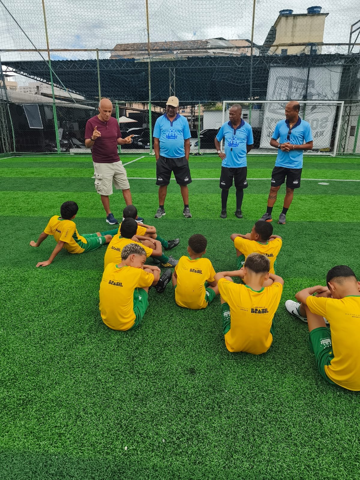 O projeto “Dois Toques - Um na Bola, Um na Escola’, do Instituto Favelarte segue a todo vapor, com dois núcleos - Praça da Bandeira e São Cristovão.